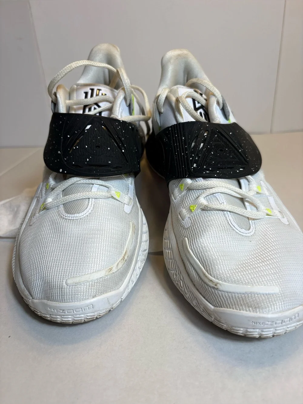Nike Basketball Kyrie Low 3 Men’s 12.5 White Black Volt CW6228-101 Speckle Strap